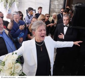 Κηδεία Σπύρου Φωκά: Με ένα ζεϊμπέκικο αποχαιρέτησε η Λίλιαν τον σύζυγο της - «Έχουμε γιορτή - Σήμερα γιορτάζουμε τον Σπύρο που πετάει ψηλά» (φωτό - βίντεο)