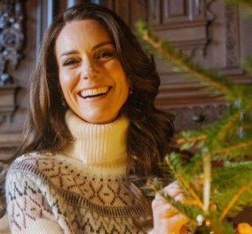 Η Πριγκίπισσα Κέιτ σηματοδοτεί την έναρξη των Χριστουγέννων: Χαμογελαστή με μάλλινο πουλόβερ Holland Cooper ποζάρει δίπλα στο δέντρο