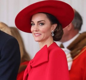 Φωτιά στα κόκκινα από την πριγκίπισσα Κέιτ! Με υπέροχη κάπα & πλατύγυρο καπέλο - Ασορτί γόβα & clutch (φωτό - βίντεο)