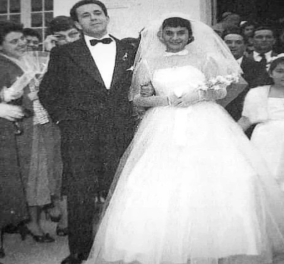 Vintage pic: Υπέροχη χαρούμενη στιγμή από την ημέρα του γάμου του Κώστα Ρηγόπουλου με την Κάκια Αναλυτή – Ανήμερα Χριστούγεννα 1955