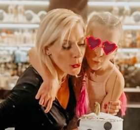 Γενέθλια για την Ζέτα Δούκα: Έσβησε τα κεράκια της τούρτας αγκαλιά με την κορούλα της - "50 λοιπόν! Τα κατάφερα!" (φωτό - βίντεο)