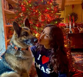 Η Salma Hayek σαν 20χρονη φιλάει τον τεράστιο σκύλο της και γιορτάζει τα Χριστούγεννα 