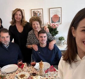 Η Άντζελα Γκερέκου πανευτυχής με την κόρη της Μαρία Βοσκόπουλου & την οικογένεια του αδερφού της στο χριστουγεννιάτικο τραπέζι (φωτό)