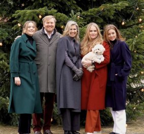 Βασίλισσα Μάξιμα της Ολλανδίας: Με εντυπωσιακό ανθρακί παλτό ποζάρει με τις τρεις κόρες της μπροστά στο Χριστουγεννιάτικο δέντρο (φωτό)