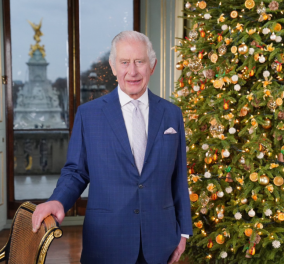 Η επίσημη Χριστουγεννιάτικη φωτό του Bασιλιά Καρόλου και το ευχετήριο διάγγελμα -  Το πρώτο Χριστουγεννιάτικο μήνυμα ως μονάρχη