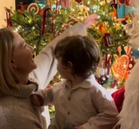 Η Τζένη Μπαλατσινού με τον μικρό γιο της, Παναγιώτη Αντώνιο Κικίλια, μπροστά στο Χριστουγεννιάτικο δέντρο – στιγμές θαλπωρής & γιορτής 