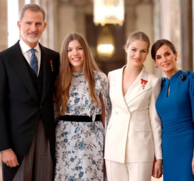 Οι βασιλικές κάρτες των Χριστουγέννων:  H Λετίθια στα μπλε με Carolina Herrera, η Σαρλίν με κομψό, βελούδινο φόρεμα – Οι απλοί Βέλγοι (φωτό)