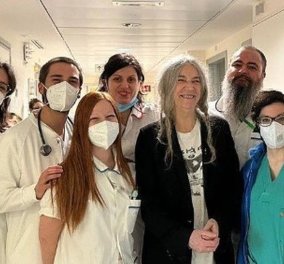 Η γιαγιά της ροκ Patti Smith μπήκε & βγήκε από το νοσοκομείο - Η φωτό με τους γιατρούς της, η ακύρωση των συναυλιών