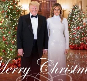 Ντόναλντ Τραμπ: Με σμόκιν και παπιγιόν ποζάρει με την εντυπωσιακή Μελάνια και εύχεται 'Καλά Χριστούγεννα' - Με λευκό μίντι φόρεμα η πρώην 'Πρώτη Κυρία' της Αμερικής 