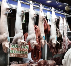 «Καλάθι των Χριστουγέννων»: Το χοιρινό κρέας προστέθηκε, παραμένουν εκτός κουραμπιέδες & μελομακάρονα - Τα είδη που περιλαμβάνει (βίντεο)