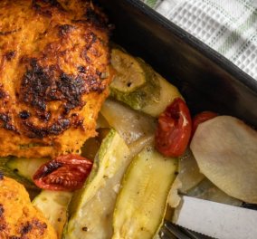Γιάννης Λουκάκος: Αφράτα και ζουμερά μπιφτέκια κοτόπουλο με γιαούρτι και λαχανικά - φουλ διατροφική συνταγή!