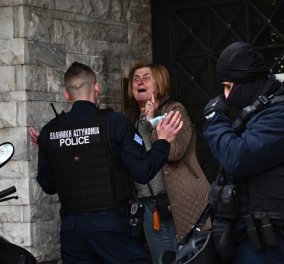 Νέα προσπάθεια βίαιης έξωσης της Ιωάννας Κολοβού – Συνέλαβαν τη συνταξιούχο δημοσιογράφο και τον γιό της (φωτό & βίντεο) - Κυρίως Φωτογραφία - Gallery - Video