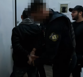 Βίντεο-σοκ: Η στιγμή σύλληψης 43χρονου που ζήτησε ερωτική συνεύρεση από 13χρονη – Η παγίδα που έστησαν, το σακίδιο με τα βοηθήματα που κουβαλούσε (βίντεο) - Κυρίως Φωτογραφία - Gallery - Video