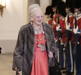 Αποχαιρετιστήρια δεξίωση της βασίλισσας Μαργκρέτε της Δανίας - Με κατακόκκινη τουαλέτα η 83χρονη royal & burgundy η πριγκίπισσα Μαίρη (φωτό - βίντεο)