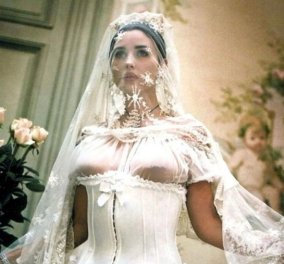 Η θρυλική νύφη Μόνικα Μπελούτσι! Το 1993 με ... αμφιλεγόμενο νυφικό! Όλοι είχαν μάτια μόνο για την Ιταλίδα καλλονή τότε 29 ετών (φωτό) - Κυρίως Φωτογραφία - Gallery - Video