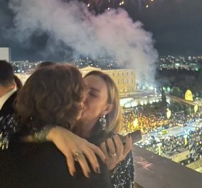 Αποστόλης Τότσικας - Ρούλα Ρέβη: Με το πιο καυτό φιλί τους "βρήκε" το 2024 - Με φόντο τα βεγγαλικά! (φωτό)