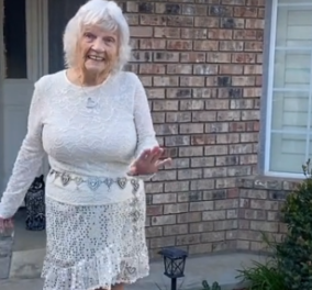 Top woman η Betsy Lou, 91 ετών: Η βασίλισσα του Tik Tok – Φοράει έξαλλο mini jupe, μποτίνια, παίζει πιάνο και χορεύει – Το λέει η καρδία της! (βίντεο) - Κυρίως Φωτογραφία - Gallery - Video