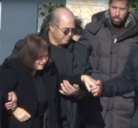 Τραγικές φιγούρες μητέρα και σύζυγος: Υποβασταζόμενες στην κηδεία του 43χρονου Σάκη στη Χαλκίδα – «Τον κατακρεούργησε» λέει ο αδερφός του (φωτό & βίντεο) - Κυρίως Φωτογραφία - Gallery - Video