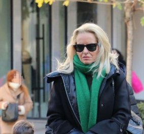 Η Μαρία Μπεκατώρου στο κέντρο της Αθήνας με τα ανηψάκια και το σκύλο της - Casual look με stylish κασκόλ (φωτό) - Κυρίως Φωτογραφία - Gallery - Video