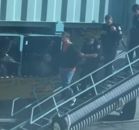 Δείτε το σοκαριστικό βίντεο: Επιβάτης σε αεροπλάνο προσπάθησε να ανοίξει την πόρτα όσο αυτό ήταν στον αέρα – Τον έπιασαν «χειροπόδαρα» και τον συνέλαβαν  - Κυρίως Φωτογραφία - Gallery - Video