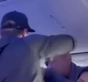 Δείτε βίντεο: Δύο επιβάτες «παίζουν μπουνίες» σε αεροπλάνο – Επικρατεί πανικός  - Κυρίως Φωτογραφία - Gallery - Video