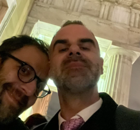 Ο Αύγουστος Κορτώ έκανε πρόταση γάμου στον αγαπημένο του Αναστάσιο Σαμουιλίδη: «Marry me» - Στο περιστύλιο της Βουλής - Κυρίως Φωτογραφία - Gallery - Video