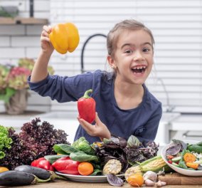 Ποια λάθη κάνουν οι γονείς στη διατροφή των παιδιών: Μην τα πιέζετε να φάνε - Πως θα τα πείσετε να αγαπήσουν τα λαχανικά