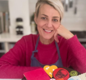 Top Woman, η Carol Dean: Στα 61 της «άφησε» πίσω σπουδαία καριέρα γραφίστριας & ακολούθησε το όνειρο της – Φτιάχνει τα καλύτερα μπισκότα στο Λονδίνο (φωτό)