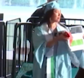Αποφοίτηση με «παρατράγουδα»: Φοιτητές παρέλαβαν με χειροπέδες τα πτυχία τους & τα έσκισαν – Η διαμαρτυρία για την κατάσταση στην Παλαιστίνη (βίντεο)