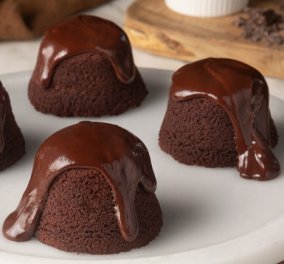 Άκης Πετρετζίκης: Τα πιο λαχταριστά, σοκολατένια ατομικά κέικ με σάλτσα σοκολάτας - Εύκολα & γρήγορα ! 