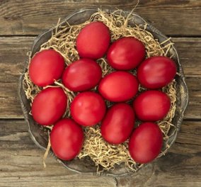 Ο Άκης Πετρετζίκης μας έχει τα καλύτερα tips για το σωστό βάψιμο των κόκκινων πασχαλινών αυγών!