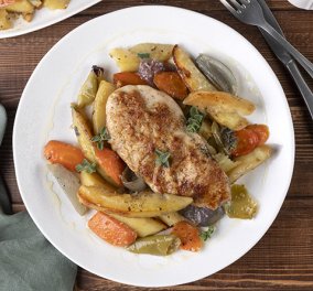 Άκης Πετρετζίκης: Εύκολη συνταγή για το πιο νόστιμο κοτόπουλο με κρούστα μουστάρδας στον φούρνο - Συνοδέψτε με πατάτες & λαχανικά για το απόλυτο γεύμα !