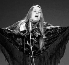 Vintage pic από τη Eurovision του 1976: Η Μαρίζα Κωχ απαγγέλει ένα μοιρολόι για την τουρκική εισβολή στην Κύπρο - «Παναγιά μου, Παναγιά μου»