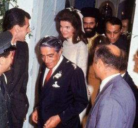 Vintage pic: Όταν ο Αριστοτέλης Ωνάσης παντρεύτηκε την Τζάκι Κένεντι στον Σκορπιό - Το εμβληματικό νυφικό Valentino που άφησε εποχή