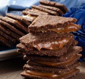 Στέλιος Παρλιάρος: Λαχταριστά σοκολατένια μπισκότα, με γέμιση καραμέλας που τρώγονται σα σαντουιτσάκι ! Πανεύκολα με μόλις 5 υλικά !