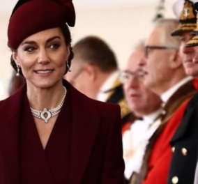 Πριγκίπισσα Kate: Το comeback με το πιο όμορφο monochromatic burgundy look & μαργαριταρένια κοσμήματα - Στο πλευρό της, ο Πρίγκιπας Ουίλιαμ (φωτό & βίντεο)