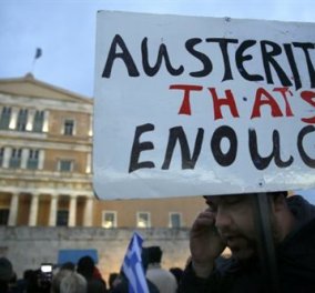 «Ανάσα αξιοπρέπειας» για χιλιάδες Έλληνες στις πλατείες που αψήφησαν το κρύο - Πάνω από 10.000 στο Σύνταγμα (φωτό)