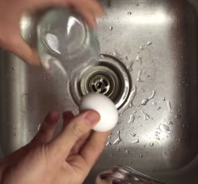 Τσούγκρισμα εν όψει: Πώς να καθαρίσετε ένα βραστό αυγό σε μόλις 28 δευτερόλεπτα! (Βίντεο)