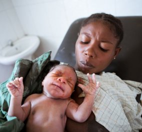 Γέννα ανάμεσα στη ζωή & στο θάνατο: Συγκλονιστικές και ιδιαίτερα σκληρές εικόνες με γεννητούρια στην Αφρική! (Slideshow)