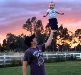 Το βίντεο της ημέρας: Το μωρό "θαύμα" που αν και μόλις 6 μηνών μπορεί και ισορροπεί όρθιο στην παλάμη του πατέρα του! Απίθανο!