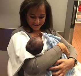 Περήφανη γιαγιά η Ντόρα Μπακογιάννη - Ποζάρει με τον νεογέννητο εγγονό της αγκαλιά και το μοιράζεται στο facebook! (Φωτό)