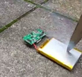 To βίντεο της ημέρας: Δείτε τι γίνεται όταν «μαχαιρώσεις» μια μπαταρία κινητού τηλεφώνου