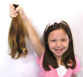 Top Woman η κομμώτρια Kέλλυ Φερέτου που δωρίζει τα μαλλιά των πελατών της για τα παιδιά με καρκίνο!