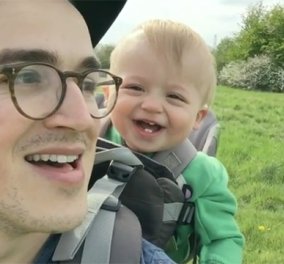 Smile Βίντεο: Απίθανος μπόμπιρας ξεκαρδίζεται όταν ο μπαμπάς του φυσάει σε... πικραλίδες