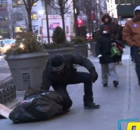 Ένα άστεγο αγόρι τρέμει από το κρύο στην άκρη του δρόμου, ποιος θα το βοηθήσει; Δείτε το βίντεο με το κοινωνικό πείραμα που συγκλονίζει!