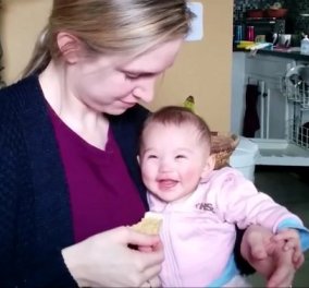 Smile: Μωράκι βλέπει τη μαμά του να τρώει πατατάκια και... ξεκαρδίζεται στα γέλια!