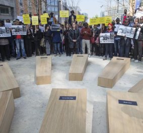 Βρυξέλλες: Πολίτες διαδήλωσαν με φέρετρα για τους νεκρούς μετανάστες
