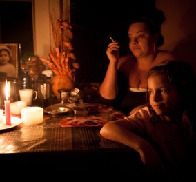 Story of the day: Ένα βράδυ στο σπίτι μιας οικογένειας που ζει χωρίς ρεύμα - Εκεί που τα κεράκια δεν ανάβουν για ρομαντικές στιγμές αλλά από ανάγκη! (φωτό) - Κυρίως Φωτογραφία - Gallery - Video