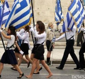 Ξυπόλητο κορίτσι-σημαιοφόρος στην παρέλαση - Κυρίως Φωτογραφία - Gallery - Video