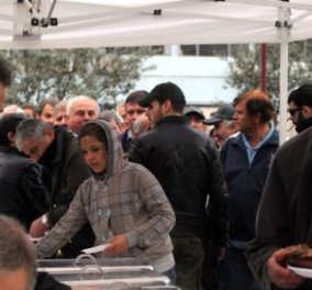 1200 κιλά κρέατα έγιναν μεζέδες και μοιράστηκαν στην Βαρβάκειο σε 2.500 ανθρώπους (εικόνες) - Κυρίως Φωτογραφία - Gallery - Video